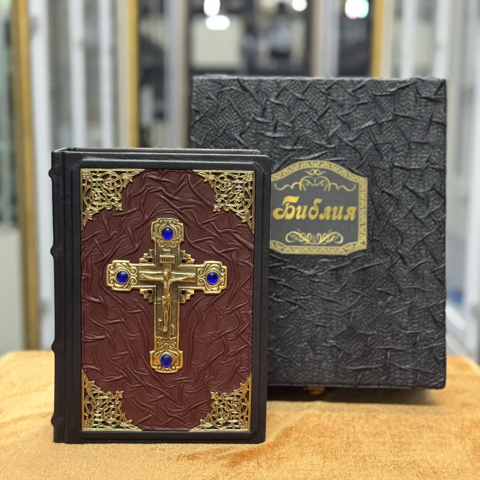 Библия с крестом в коробе